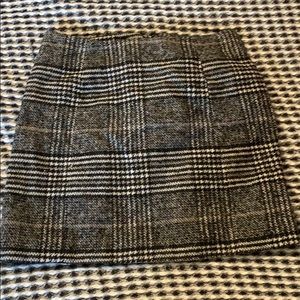 Adorable black and white plaid skirt. 🖤🤍